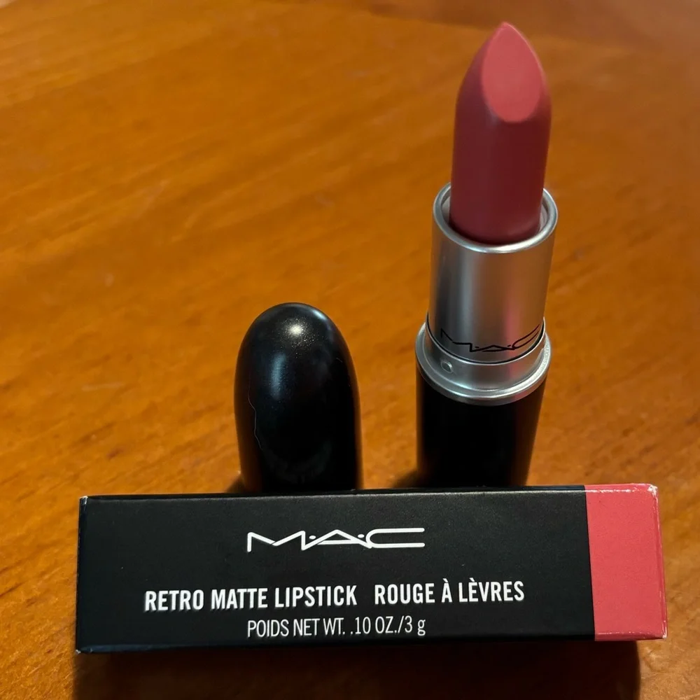 MAC Retro Matte Lipstick Runway Hit